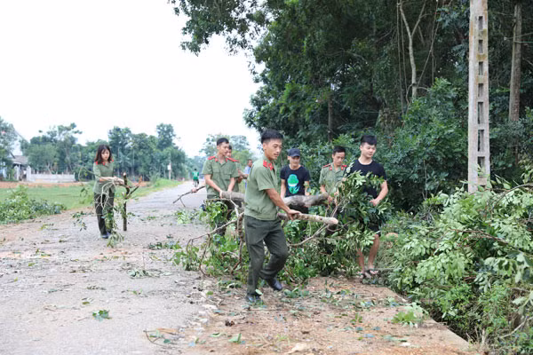 Học viên Trường Cao đẳng an ninh nhân dân 1 tham gia công tác giúp nhân dân xã Sơn Ninh xây dựng nông thôn mới.