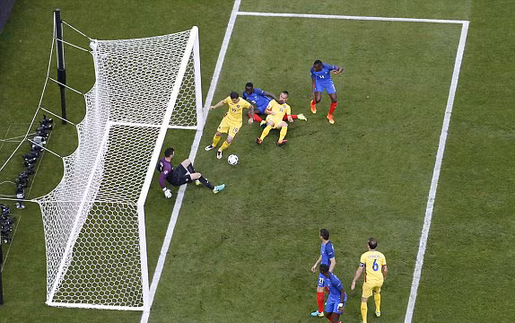 Pha cứu thua đầu trận của Hugo Lloris. Ảnh: Reuters.
