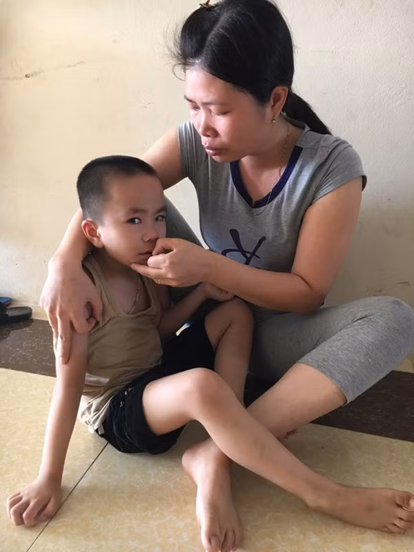 Chị Doãn Thị Bích Nguyệt, vợ Trung uý Nguyễn Văn Thái - nhân viên tuần thám trên không Lữ đoàn 918, chăm sóc con trai 4 tuổi.