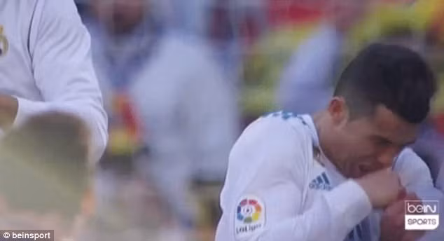 CR7 lại rúm ró đến thế trước cú sút từ Messi. Ảnh: Beinsport.