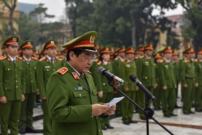 Trung tướng Đồng Đại Lộc báo cáo thành tích công tác, chiến đấu năm 2017 của lực lượng CSĐT tội phạm về ma túy.