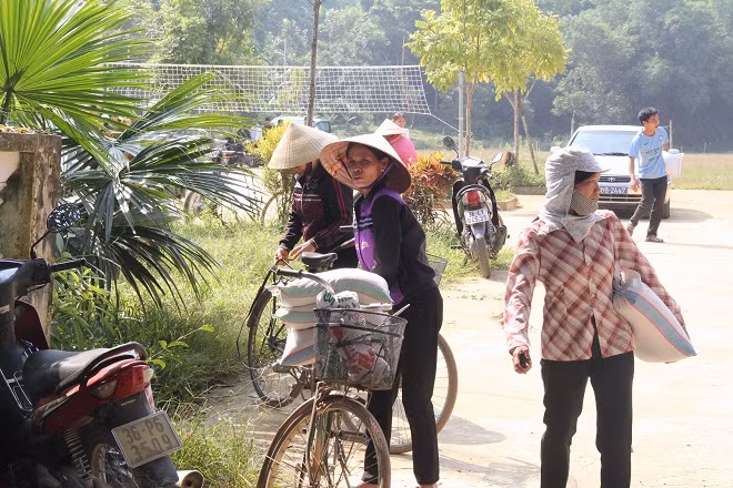 Niềm vui của bà con khi nhận được những phần quà ý nghĩa.
