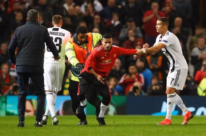 Ronaldo chủ động tới gần CĐV này. Ảnh: Reutes.