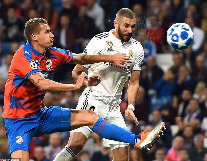 Karim Benzema đánh đầu mở tỷ số.