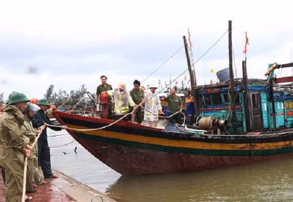 Công an cùng với nhân dân neo đầu giằng buộc các thuyền bè để đảm bảo an toàn khi bão vào.