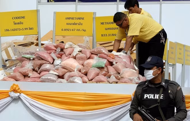 Cảnh sát Thái Lan trưng bày số ma túy thu giữ tại tỉnh Ayutthaya.