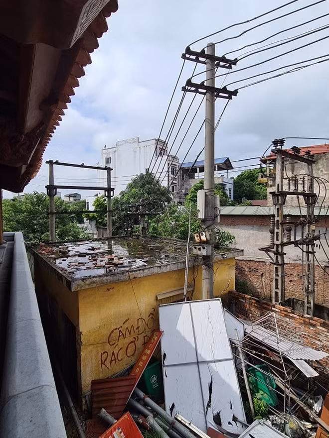 Đường dây điện cũ kĩ ở Đa Hội.
