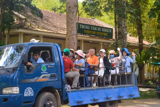 Du khách khám phá Vườn Quốc gia Cát Tiên.