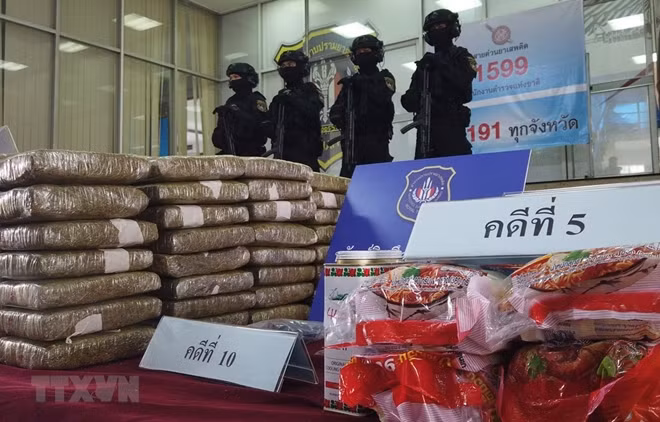 Cảnh sát Thái Lan trưng bày số heroin được giấu bên trong các gói mì ăn liền tại cuộc họp báo ở Bangkok ngày 3/2.