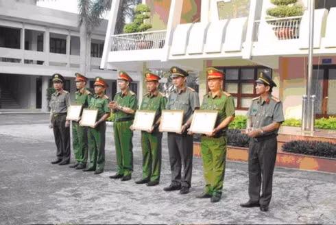 Công an huyện Nhơn Trạch, tỉnh Đồng Nai nhận Bằng khen của Bộ Công an về công tác đấu tranh triệt phá băng nhóm trộm cắp xe mô tô liên tỉnh.