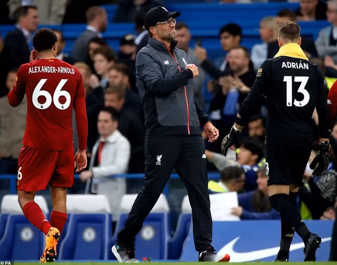 HLV Jurgen Klopp chúc mừng các học trò sau chiến thắng thứ 6 liên tiếp ở giải Ngoại hạng mùa này.