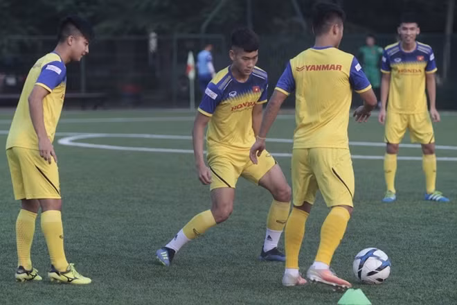 Đây là buổi tập đầu tiên nên ĐT U22 chỉ chủ yếu tập nhẹ. Sau bài khởi động, ép cơ, các cầu thủ được tập với bóng.