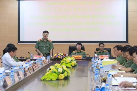 Thứ trưởng Bùi Văn Nam với các đại biểu tham dự Hội thảo