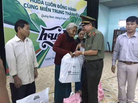 Báo CAND: Lan tỏa yêu thương tới bà con nơi “xóm phao” ảnh 8