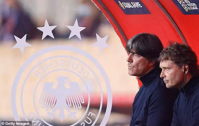 HLV Joachim Low gần như "hết phép" để vực dậy cỗ xe tăng vào rạng sáng nay (18/11).