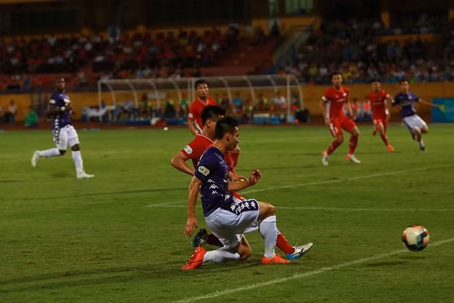 Hà Nội có pha lập công sau đó của ngoại binh Rimario trên chấm phạt đền để đưa trận đấu về lại vạch đích đồng thời cũng là bàn ấn định tỷ số.