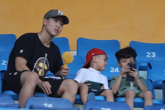 Hoặc không mặc áo đội nào nhưng chỉ cần nhìn mặt là biết ngay người đó cổ vũ cho ai trong trận này như Duy Mạnh.