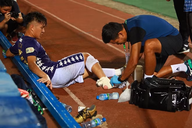 Trương Văn Thái Qúy phải nhờ đến sự chăm sóc y tế sau một pha va chạm với cầu thủ đối phương ở cuối hiệp 1.