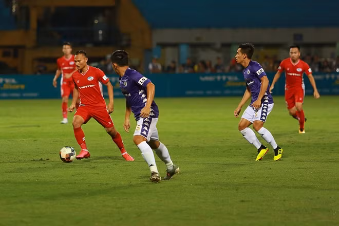 Trận derby Thủ đô đã luôn có một sức cuốn hút riêng không chỉ với CĐV Hà Nội. Cuộc đối đầu trên sân Hàng Đẫy hôm nay càng "nóng" hơn nữa khi có một loạt cái tên gắn liền với thành công bóng đá nước nhà trong thời gian qua như Trọng Hoàng, Hùng Dũng, Quế Ngọc Hải, Khắc Ngọc...