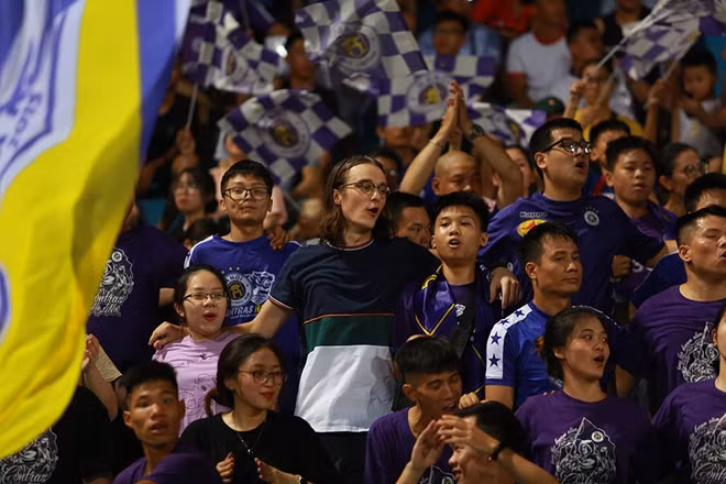 Các nhà đương kim vô địch V.league thậm chí còn có cả CĐV ngoại.