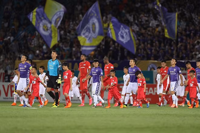Tối 5/7 trận derby Thủ đô giữa CLB Hà Nội và CLB Viettel đã diễn ra trên sân Hàng Đẫy.