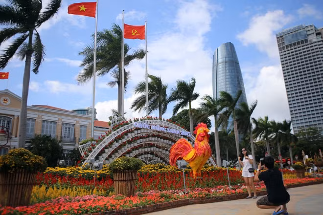 Nhiều người dân Đà Nẵng và du khách ghi lại những bức ảnh kỷ niệm với linh vật gà.