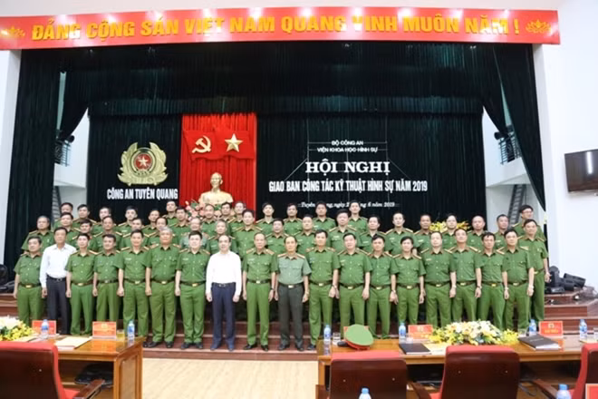 Thứ trưởng Lê Qúy Vương và đồng chí Chẩu Văn Lâm cùng các đại biểu tại Hội nghị.