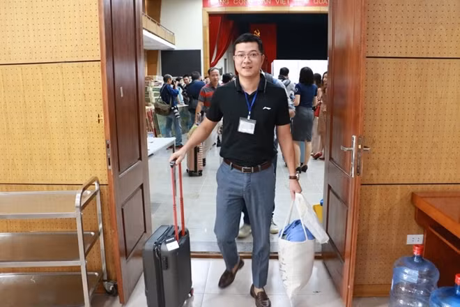 Các thầy cô và cán bộ làm công tác in sao đề rời khu cách ly với rất nhiều đồ đạc sau khi trải qua nhiều ngày làm việc liên tục tại đây.