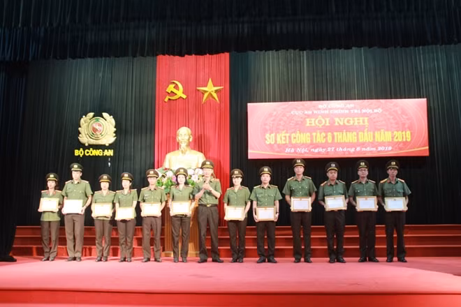Trung tướng Nguyễn Khắc Khanh, trao giấy khen cho các cá nhân có thành tích xuất sắc.