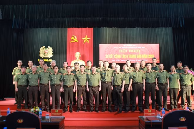 Thứ trưởng Bùi Văn Nam chụp ảnh với các đại biểu dự Hội nghị.