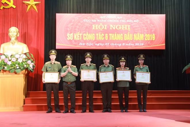 Thừa ủy quyền của Thủ tướng Chính phủ và của Bộ trưởng Bộ Công an, Thứ trưởng Bùi Văn Nam trao Bằng khen của Thủ tướng Chính phủ và của Bộ trưởng Công an cho các tập thể và cá nhân.