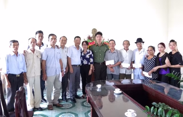 Đoàn Công tác cùng đại diện các Thương binh chụp ảnh lưu niệm