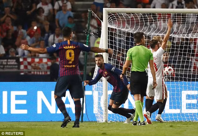 Pique gỡ hòa cho Barca. Ảnh: Reuters.