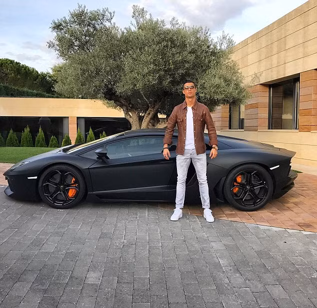 Trong giới cầu thủ châu Âu không ai lạ gì độ "chịu chơi" của Cristiano Ronaldo. Siêu sao người Bồ Đào Nha cũng có trong gara một chiếc Lamborghini. Chiếc xe được chế tạo riêng cho cựu tiền đạo Real với giá 260 bảng Anh. Con tuấn mã này có động cơ siêu mạnh gần 500 mã lực và tốc độ tối đa lên tới 350km/h. Trong giới cầu thủ châu Âu không ai lạ gì độ "chịu chơi" của Cristiano Ronaldo. Siêu sao người Bồ Đào Nha cũng có trong gara một chiếc Lamborghini. Chiếc xe được chế tạo riêng cho cựu tiền đạo Real với giá 260 bảng Anh. Con tuấn mã này có động cơ siêu mạnh gần 500 mã lực và tốc độ tối đa lên tới 350km/h.