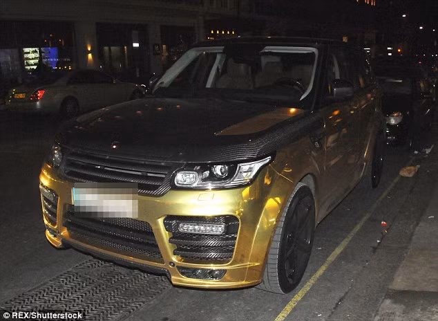 Cầu thủ người Gabon còn sở hữu một chiếc Range Rover Sport SVR có cùng nước sơn vàng đặc trưng. Một chiếc SUV đặc biệt có công suất 500 mã lực giúp nó có tốc độ tới gần 300 km/h. Cầu thủ người Gabon còn sở hữu một chiếc Range Rover Sport SVR có cùng nước sơn vàng đặc trưng. Một chiếc SUV đặc biệt có công suất 500 mã lực giúp nó có tốc độ tới gần 300 km/h.