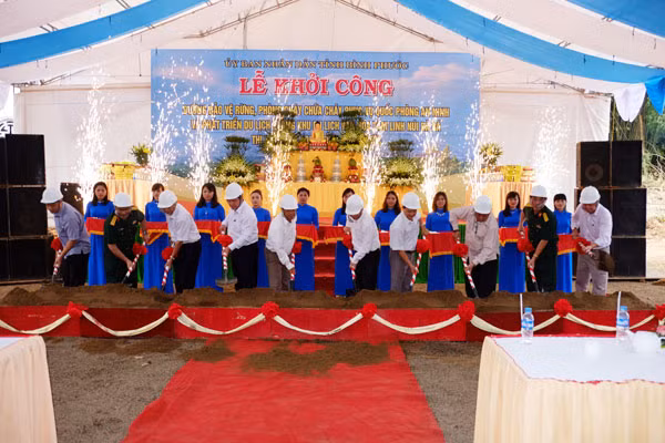 Các vị lãnh đạo thực hiện nghi thức khởi công công trình - ảnh: Đức Trí.