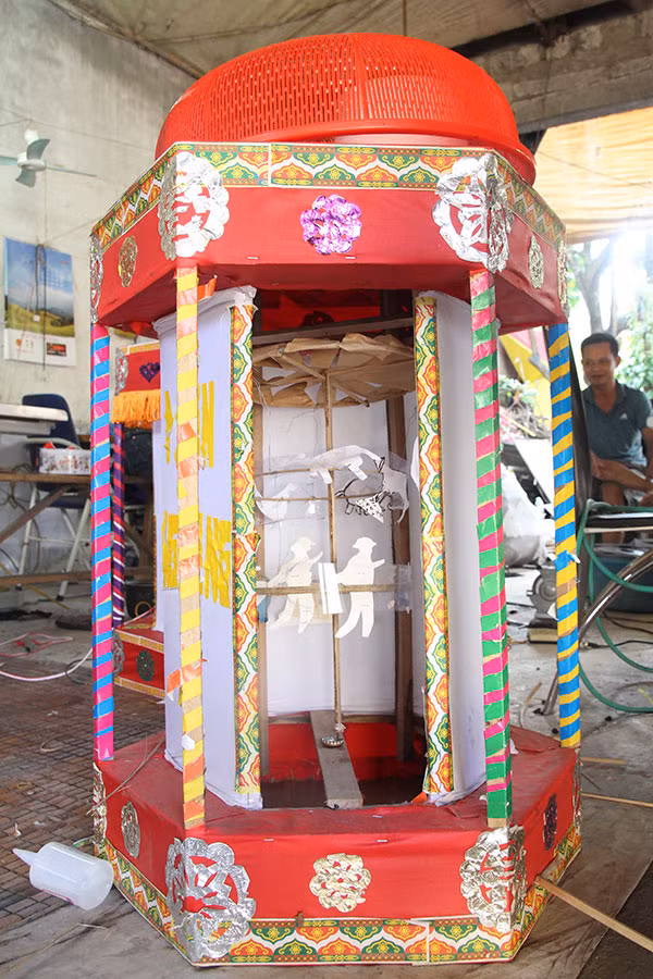 Bên trong một chiếc đèn kéo quân “khủng”.