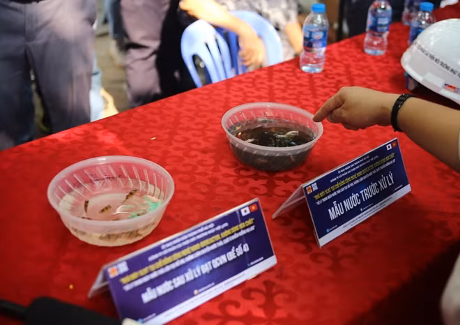 Tổ chức xúc tiến Thương mại - Môi trường Nhật Bản cùng các chuyên gia về ngành nước của Việt Nam và Nhật Bản đã tiến hành lấy mẫu đánh giá quá trình xử lý ô nhiễm.