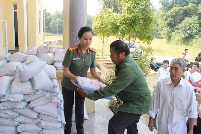 Phó Tổng Biên tập Nguyễn Thúy Quỳnh trao quà tận tay cho bà con.