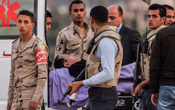 Do sức khỏe không đảm bảo, ông Hosni Mubarak phải nằm trên cáng khi được đưa tới Cairo dự phiên tòa.