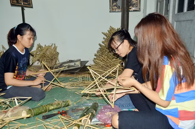 Sinh viên Trường Cao đẳng Sư phạm Sóc Trăng tất bật với những chiếc lồng đèn cho học sinh nghèo.