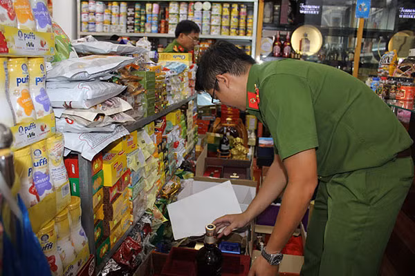 Lực lượng CSKT Công an TP Cần Thơ, phát hiện nhiều chai rượu ngoại không rõ nguồn gốc, tại một cửa hàng trên đường Phan Đình Phùng, quận Ninh Kiều.