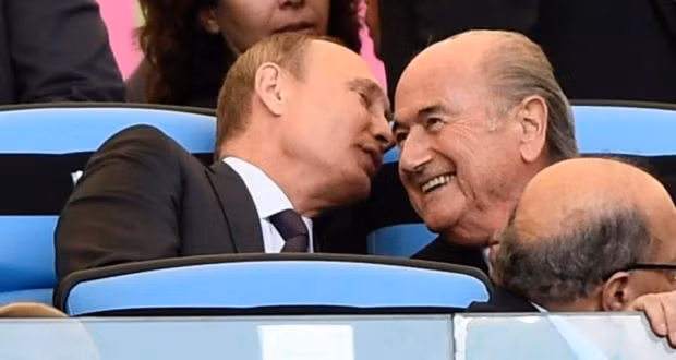 Tổng thống Nga Vladimir Putin và ông Sepp Blatter tại World cup 2014. Ảnh: Reuters.