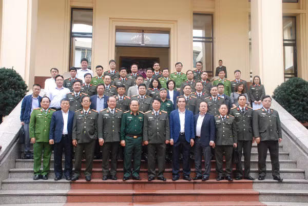 Thứ trưởng Bùi Văn Nam cùng các đại biểu tham dự phiên họp.