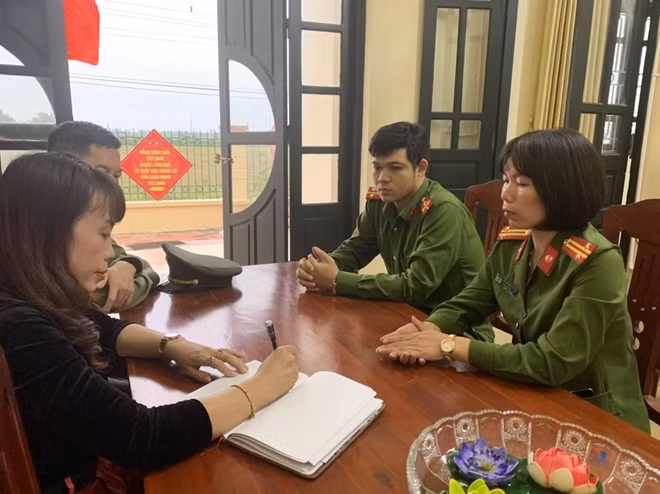 Công an xã Liêm Tuyền trao đổi với phóng viên.