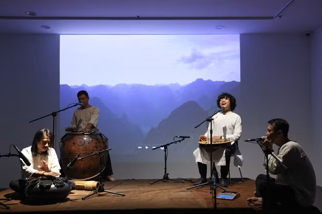 Nhạc sĩ Ngô Hồng Quang biểu diễn trên sân khấu.