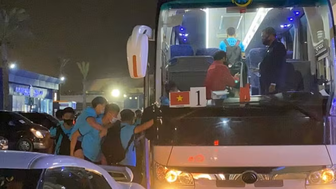Văn Toàn được đồng đội cõng ra xe để rời sân sau trận đấu với Indonesia.