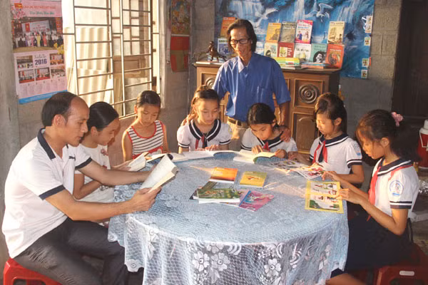 Thư viện sách của ông Trương Văn Hào (người đứng) có rất đông học sinh đến đọc sách hằng ngày.