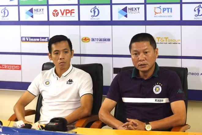 HLV Chu Đình Nghiêm và đội trưởng Văn Quyết của CLB Hà Nội FC.