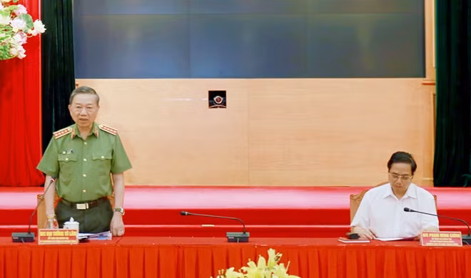 Bộ trưởng Tô Lâm và Trưởng ban Tổ chức Trung ương Phạm Minh Chính đồng chủ trì buổi làm việc.